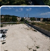 Pamje e hapësirës së parkimit me automjete